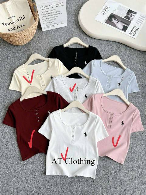 Áo thun cổ vuông cài nút thêu ngựa