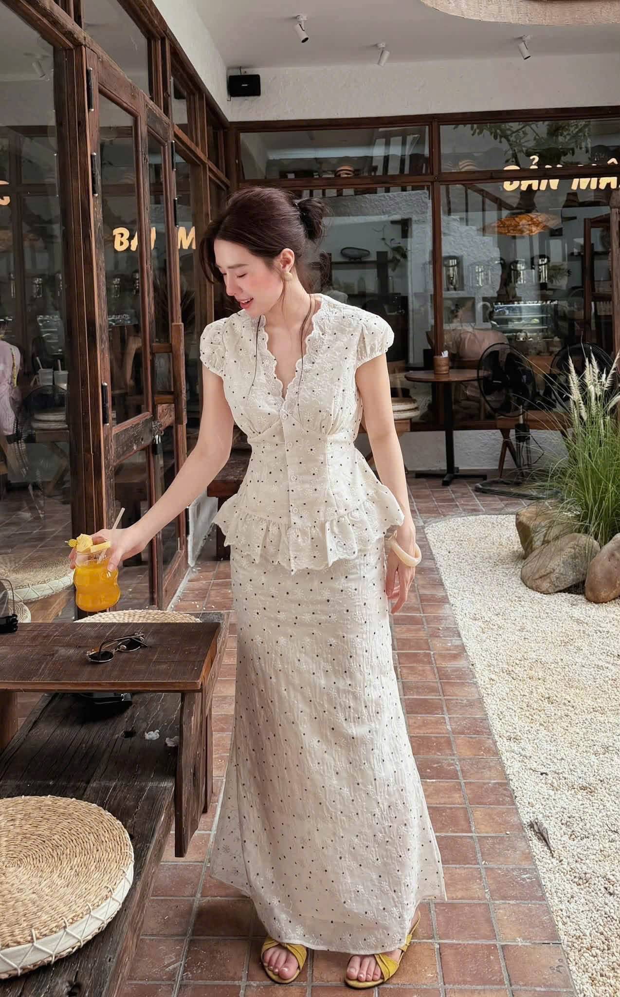 Set áo chấm bi cổ V phối ren kèm chân váy đuôi cá