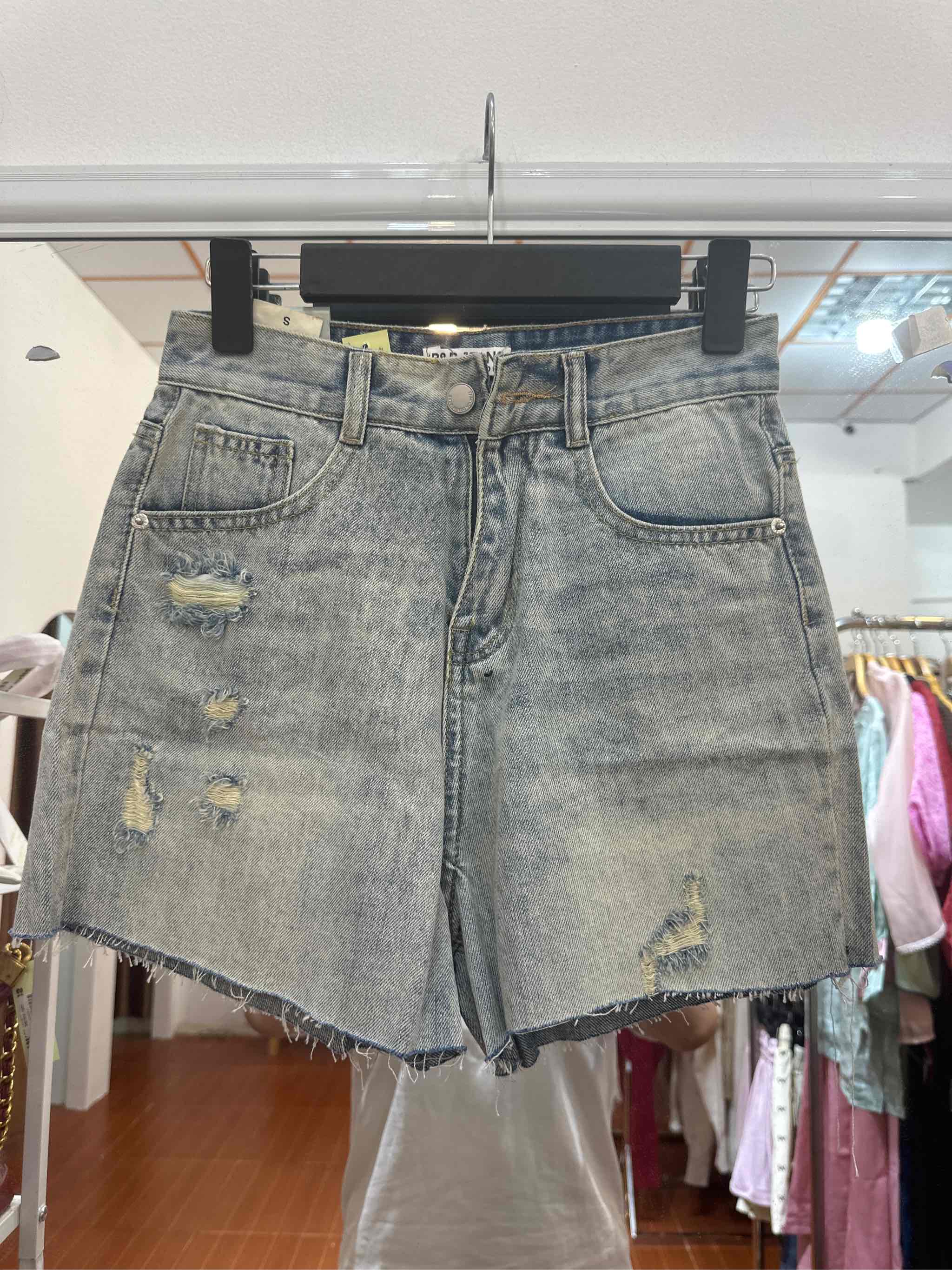 JS16 quần short cào nhẹ túi sau thêu 1109
