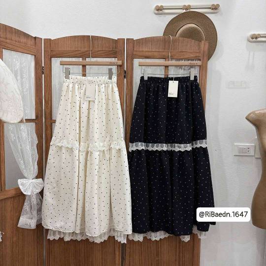 Chân váy dài chấm bi ren