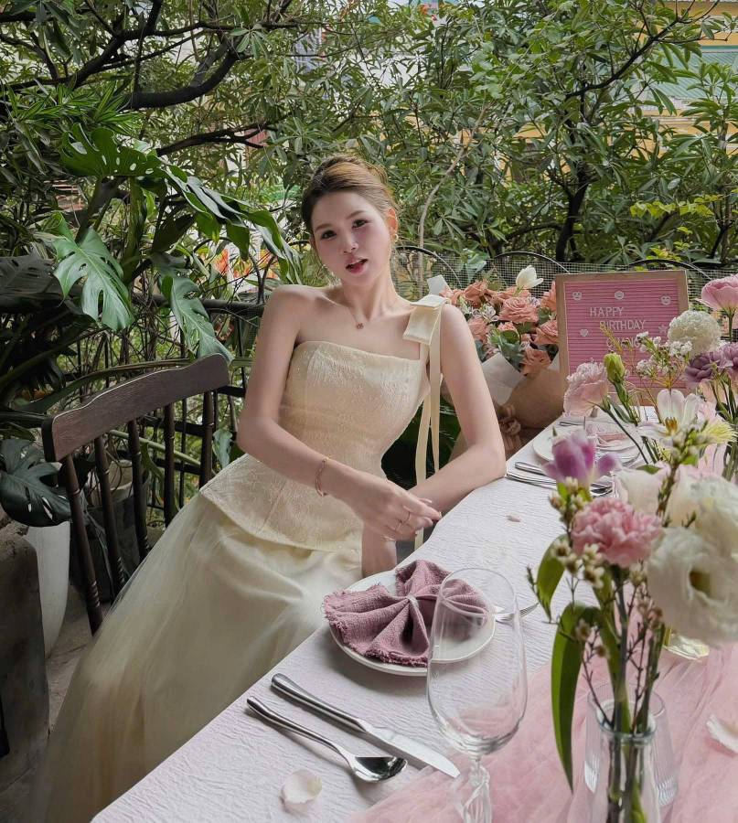 Đầm thiết kế cúp ngực chiết eo dáng dài