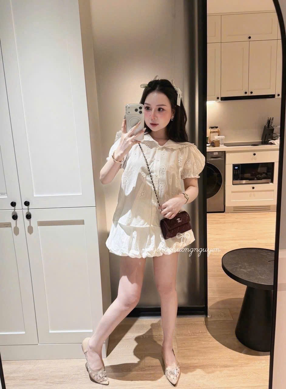 Set áo kiểu thêu hoa cổ bèo chân váy ngắn trắng
