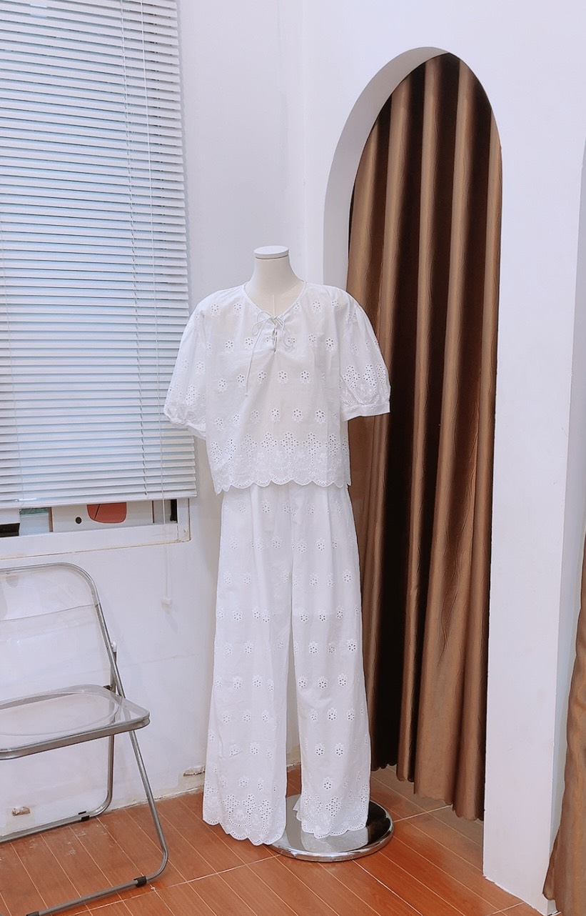 Set áo cổ tròn đan dây hoa nổi kèm quần dài