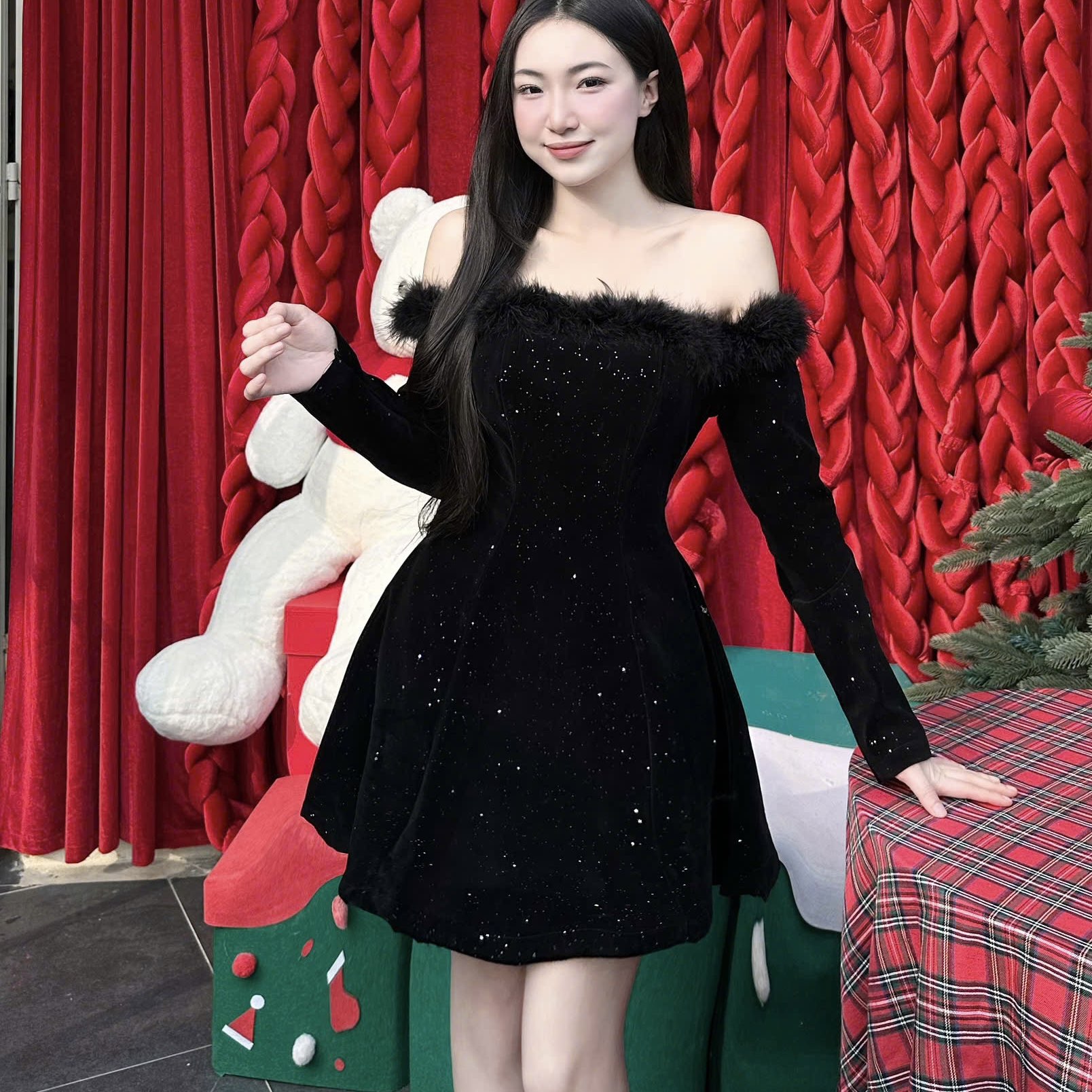 Đầm trễ vai lông dáng ngắn