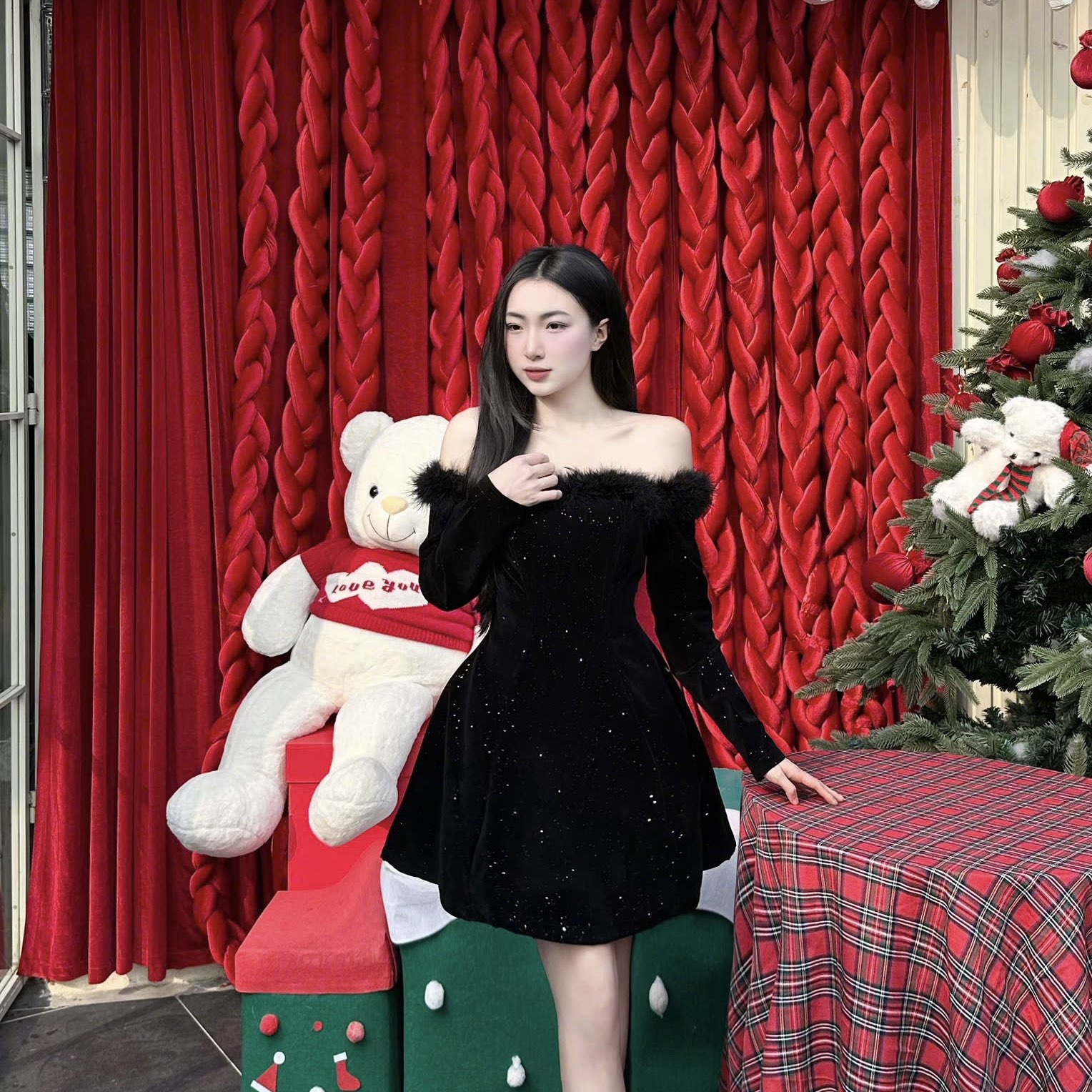 Đầm trễ vai lông dáng ngắn
