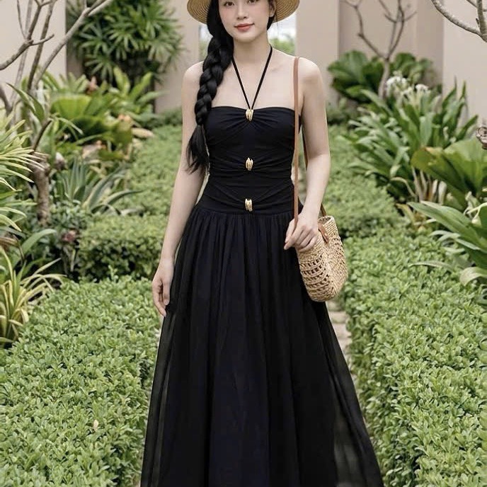 Đầm thiết kế cổ yếm dáng xoè dài