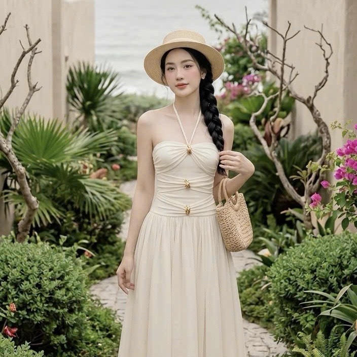 Đầm thiết kế cổ yếm dáng xoè dài