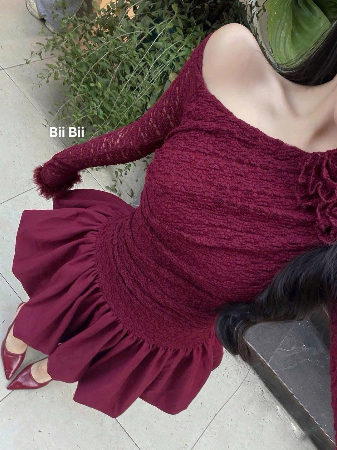 Váy trễ vai ren hoa chân bí
