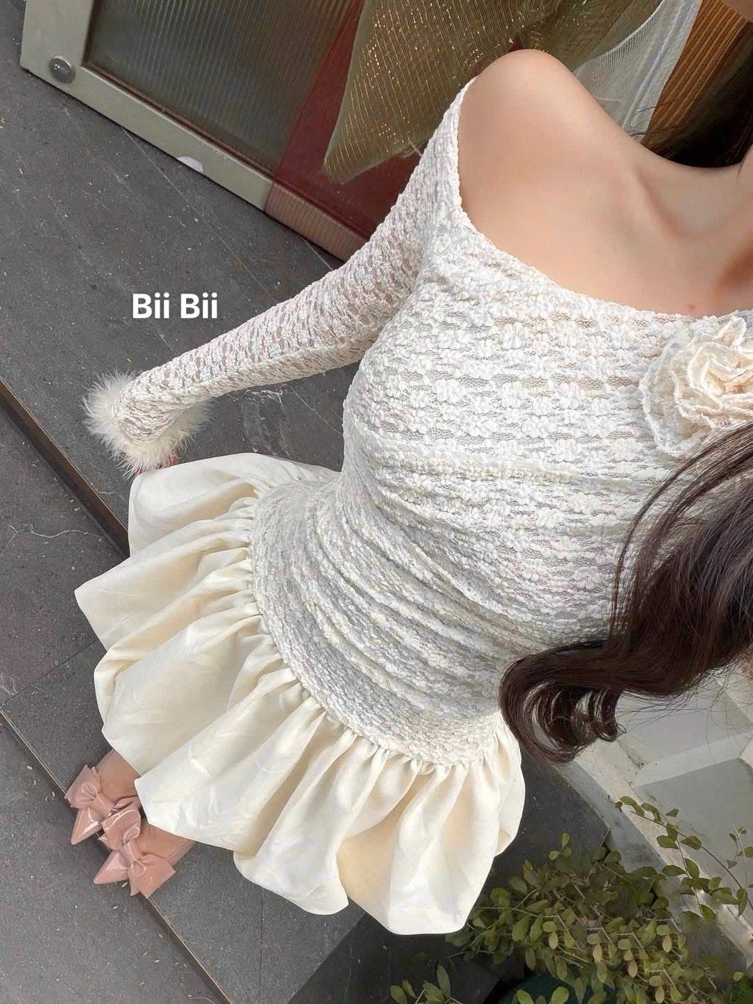 Váy trễ vai ren hoa chân bí
