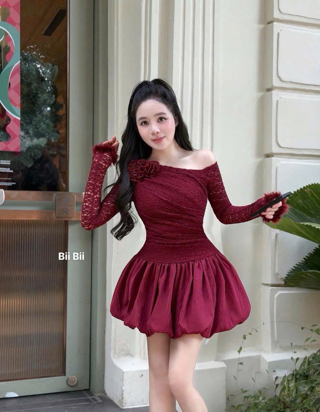 Váy trễ vai ren hoa chân bí