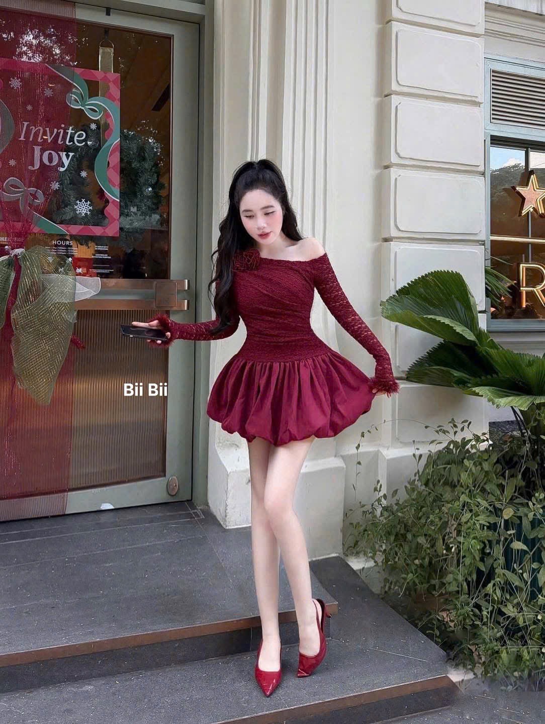 Váy trễ vai ren hoa chân bí