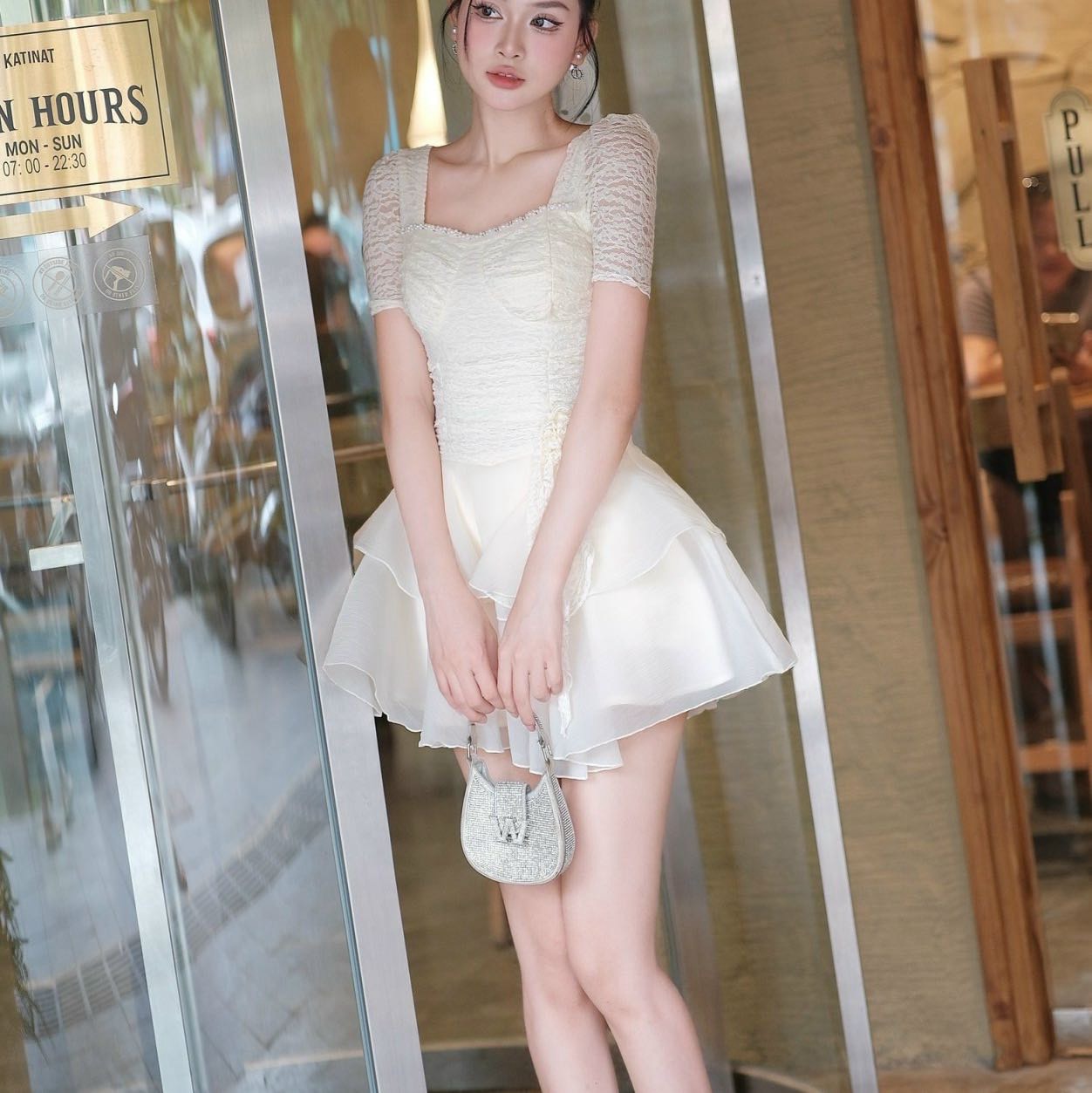 Đầm cổ vuông viền ngọc ren ngắn tay ngắn phối ren 2 tầng voan đi tiệc