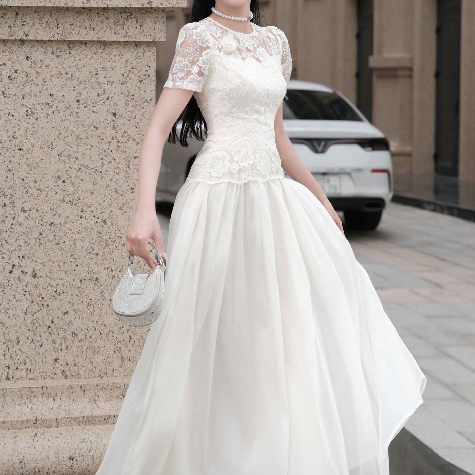 Đầm ren cổ tròn trong suốt dáng dài sang trọng đi tiệc cao cấp tay ngắn phối ren