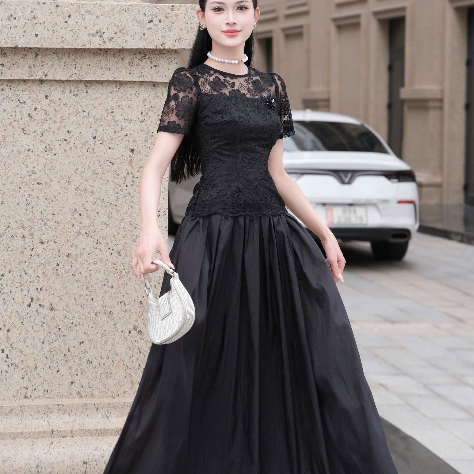 Đầm ren cổ tròn trong suốt dáng dài sang trọng đi tiệc cao cấp tay ngắn phối ren