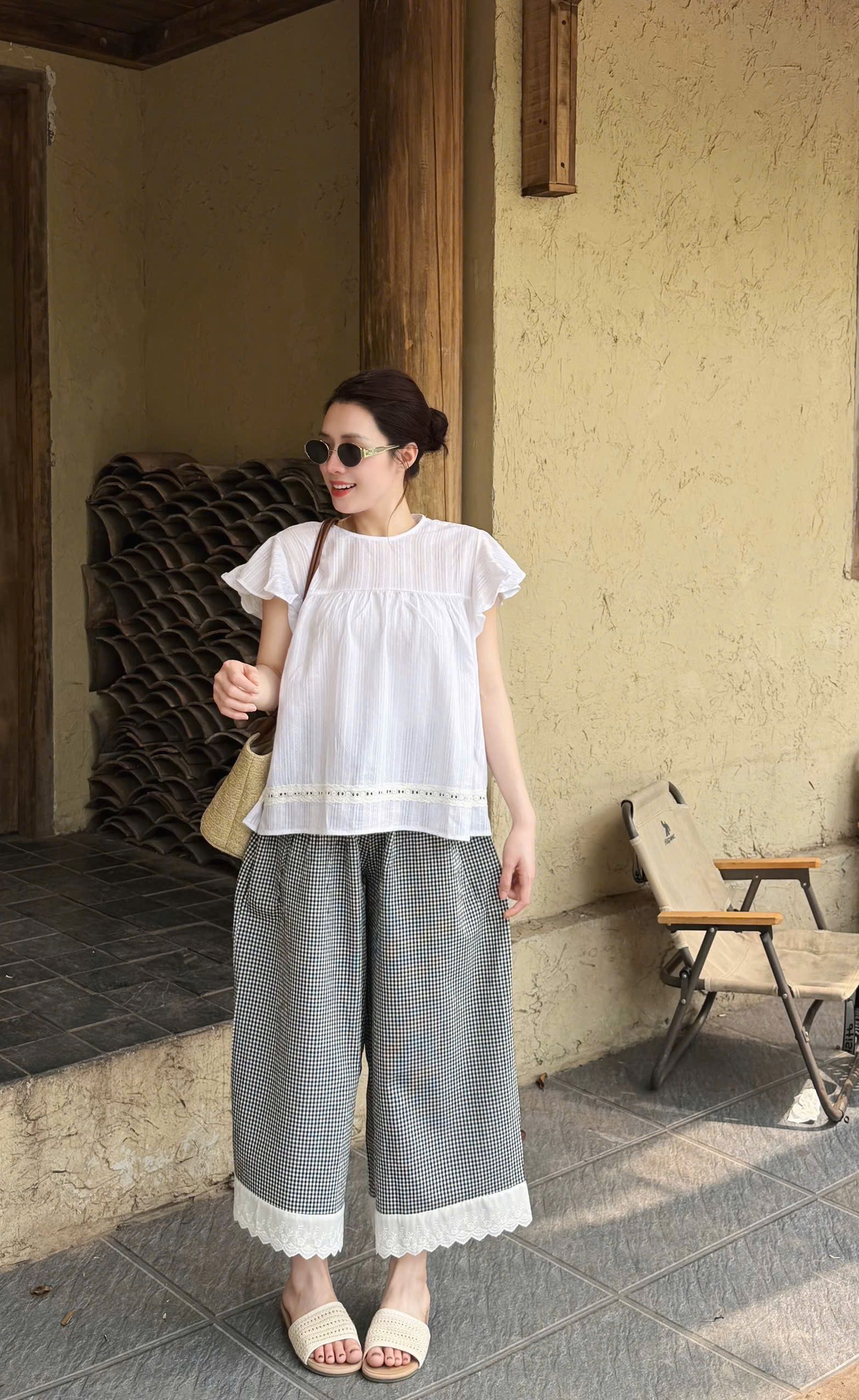 Set áo kiểu tiểu thư kèm quần caro dài phối ren