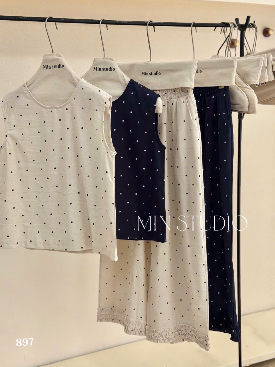 Set áo chấm bi kèm quần bèo lai chấm bi