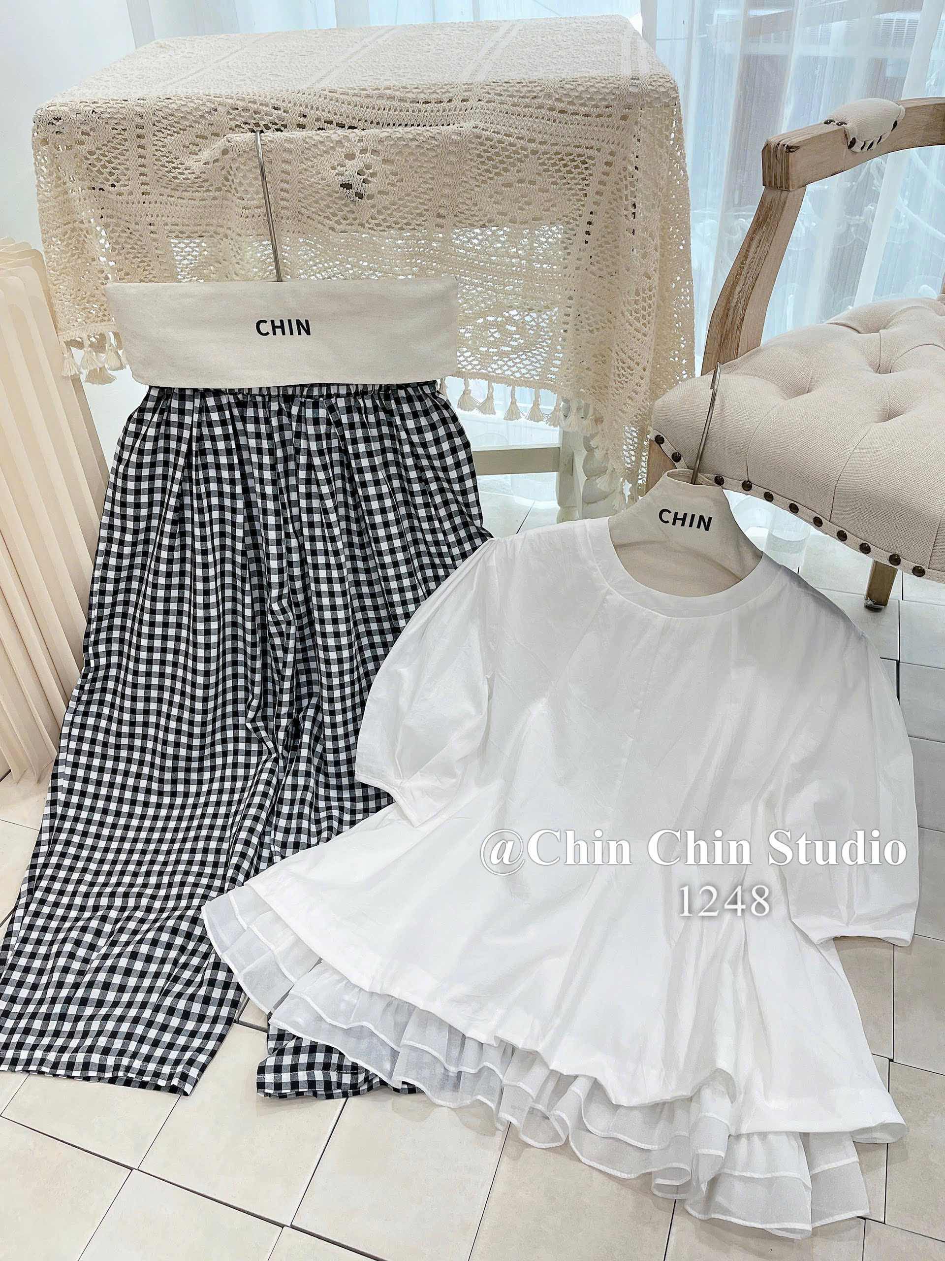 Set áo babydoll trắng quần caro đen dài