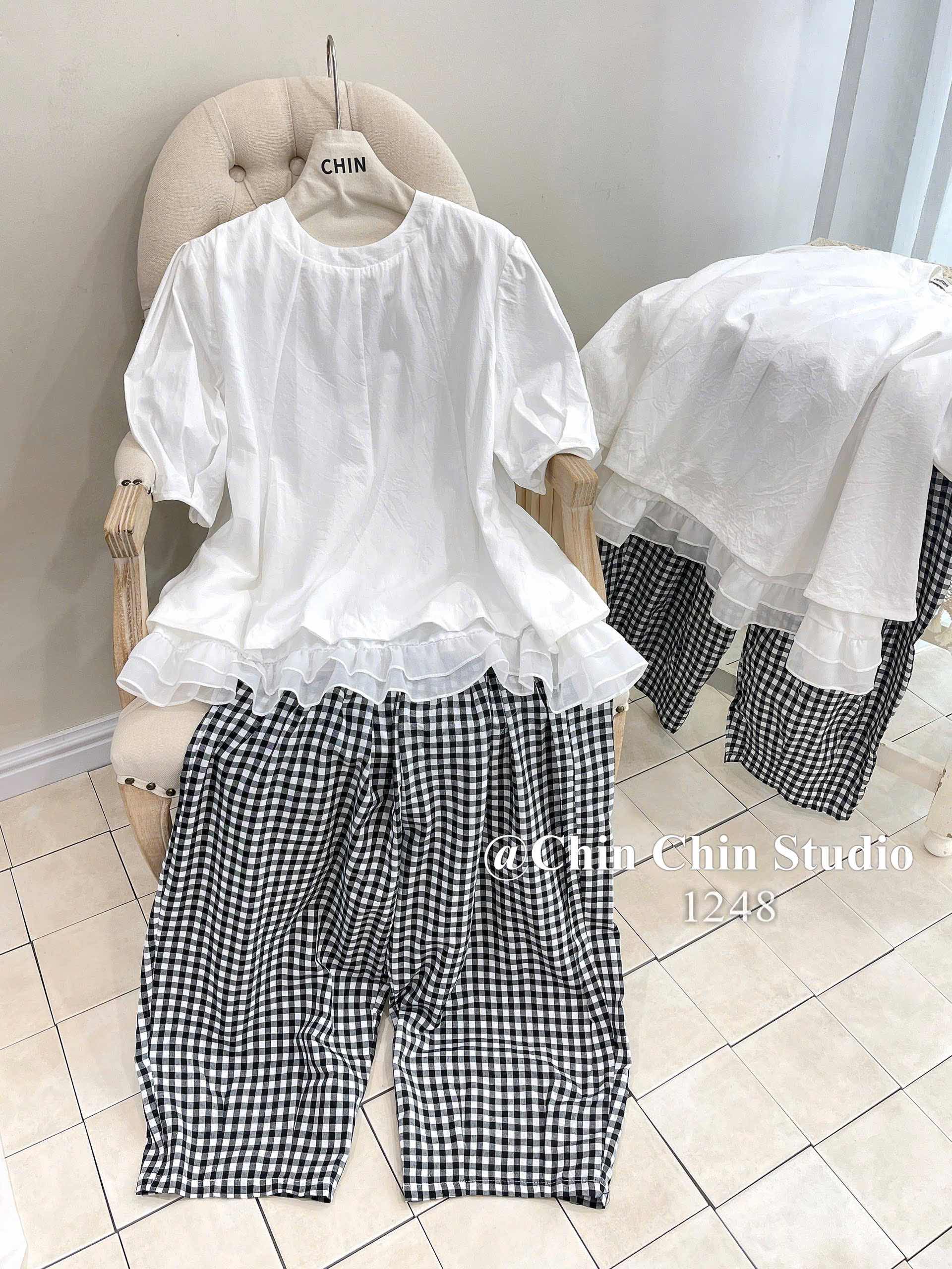 Set áo babydoll trắng quần caro đen dài