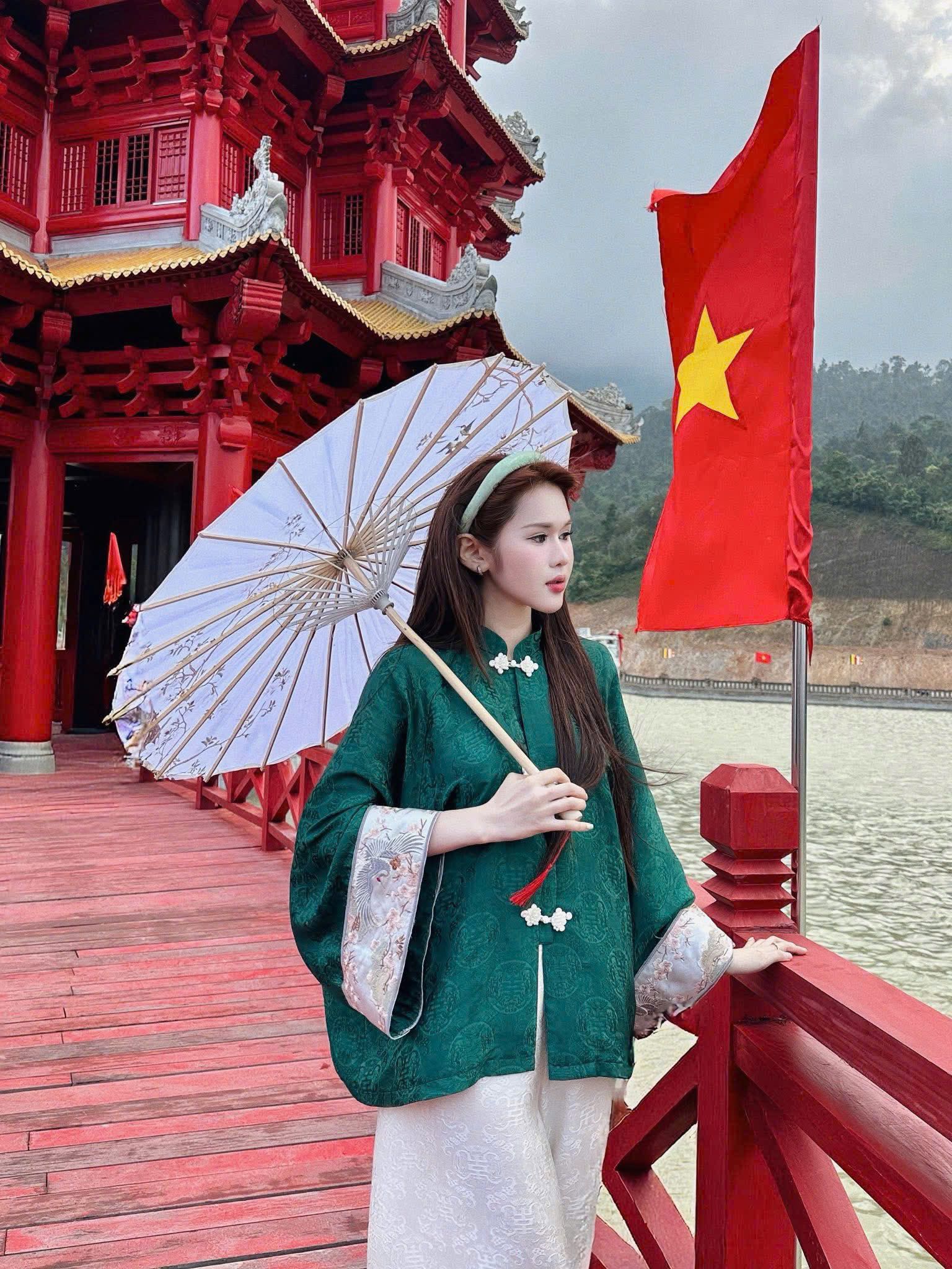 Đồ lam cổ trụ hoạ tiết gấm cúc thắt ngọc trai tay viền áo hoạ thêu quần phối