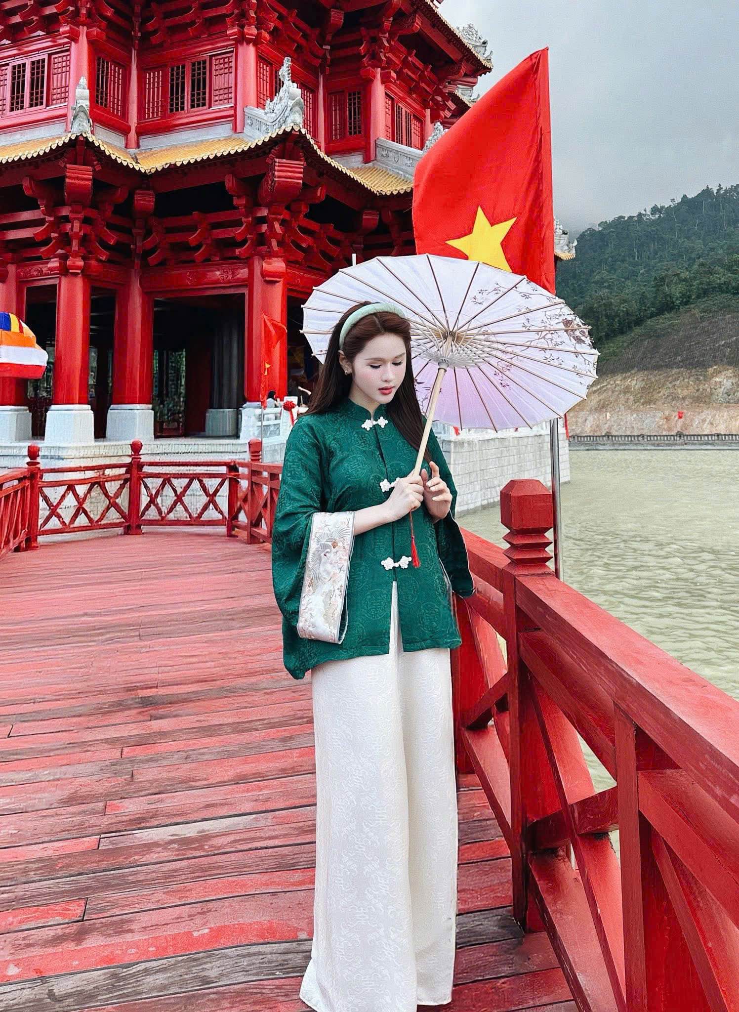 Đồ lam cổ trụ hoạ tiết gấm cúc thắt ngọc trai tay viền áo hoạ thêu quần phối
