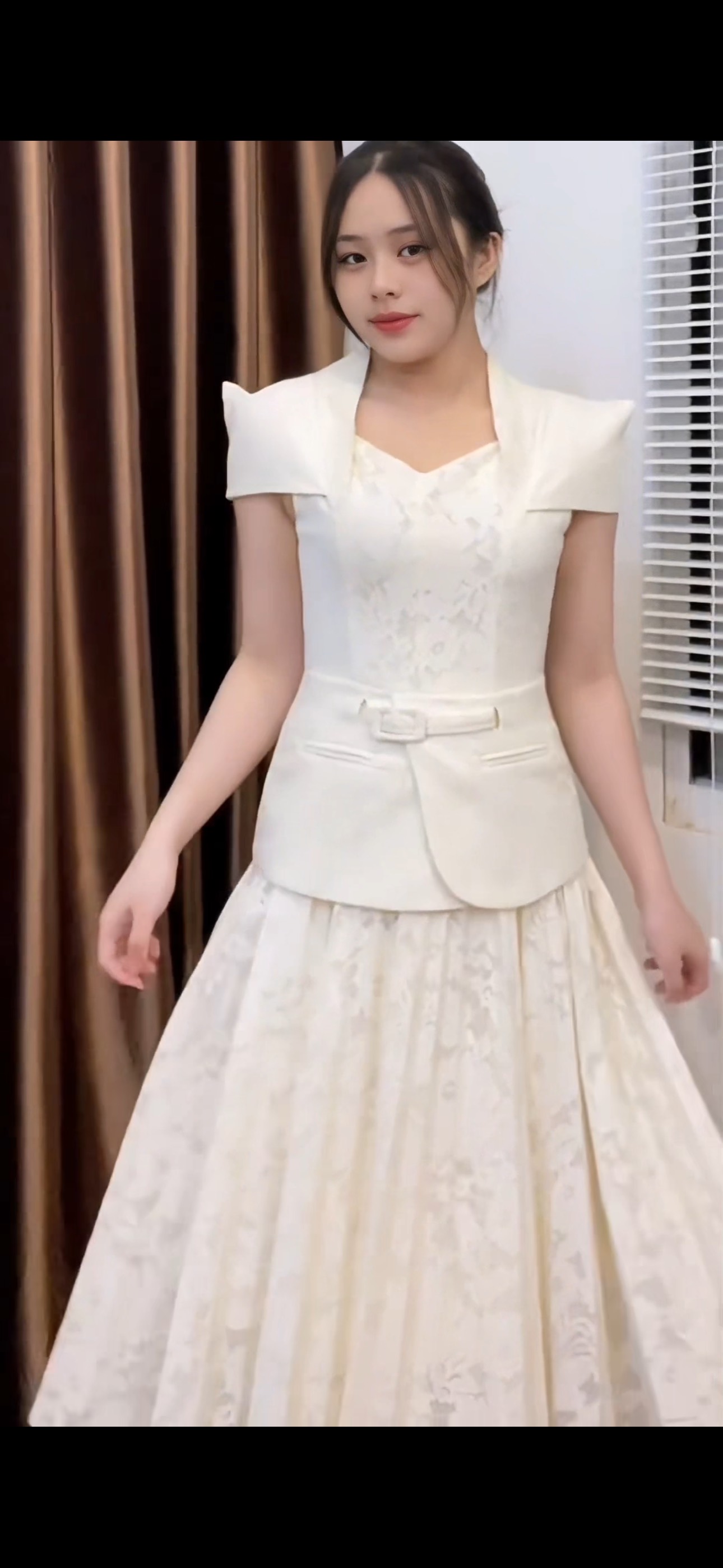 Đầm thiết kế hoa thêu ren xếp ly