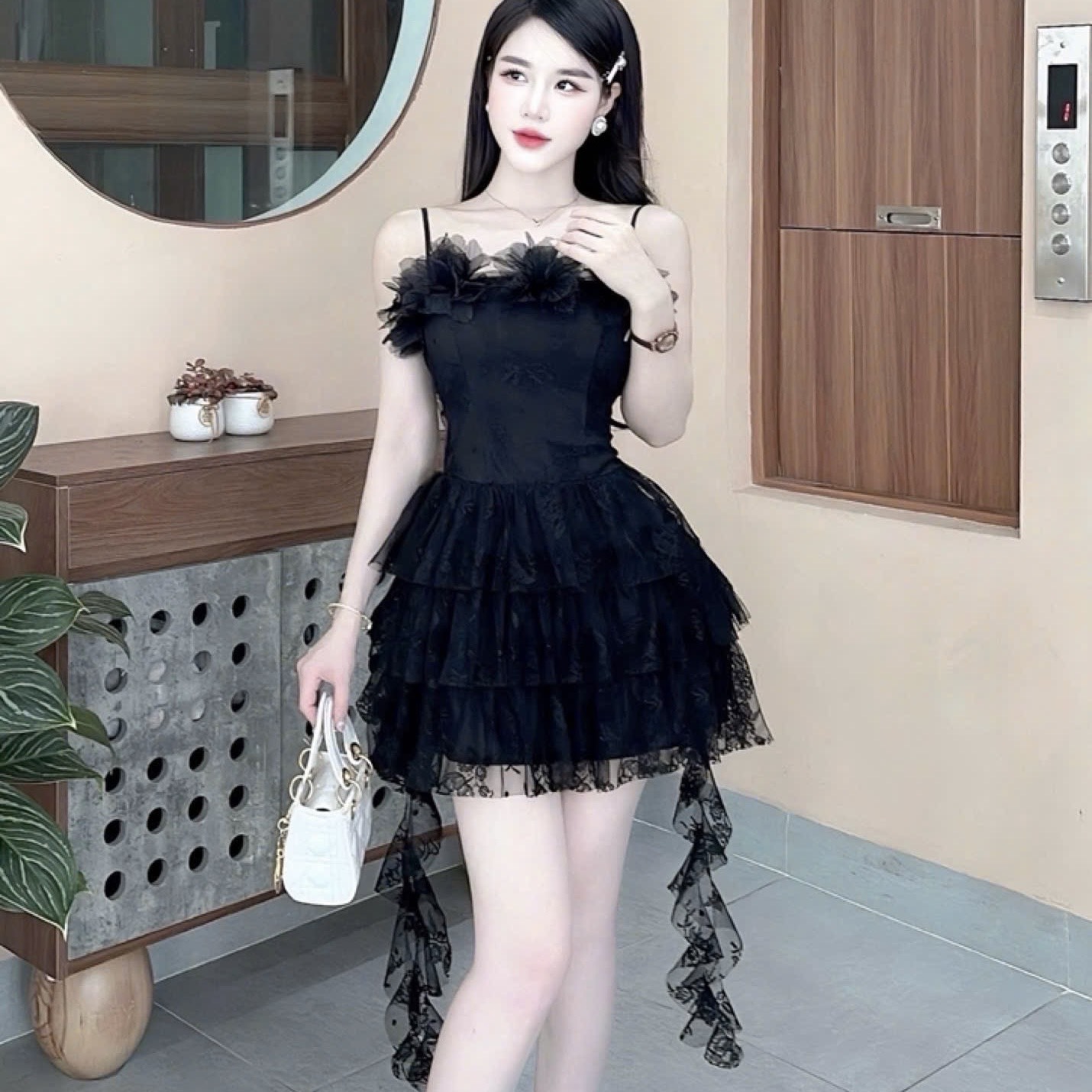 Đầm đi tiệc hai dây phối hoa ở ngực nhiều tầng dáng ngắn mix ren cao cấp