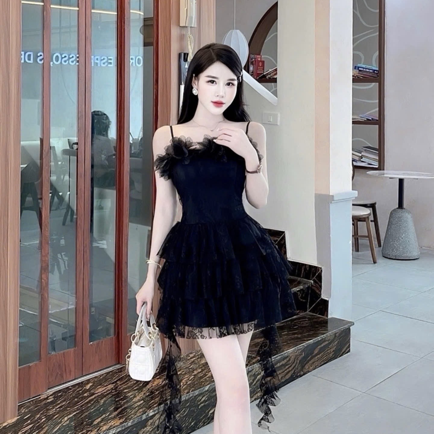 Đầm đi tiệc hai dây phối hoa ở ngực nhiều tầng dáng ngắn mix ren cao cấp