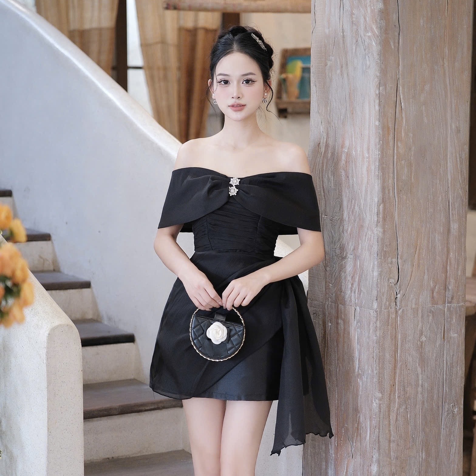 Đầm trễ vai nơ ôm ngực đi tiệc dáng ngắn cao cấp phối voan xoăn sang chảnh 3 màu kem/đen