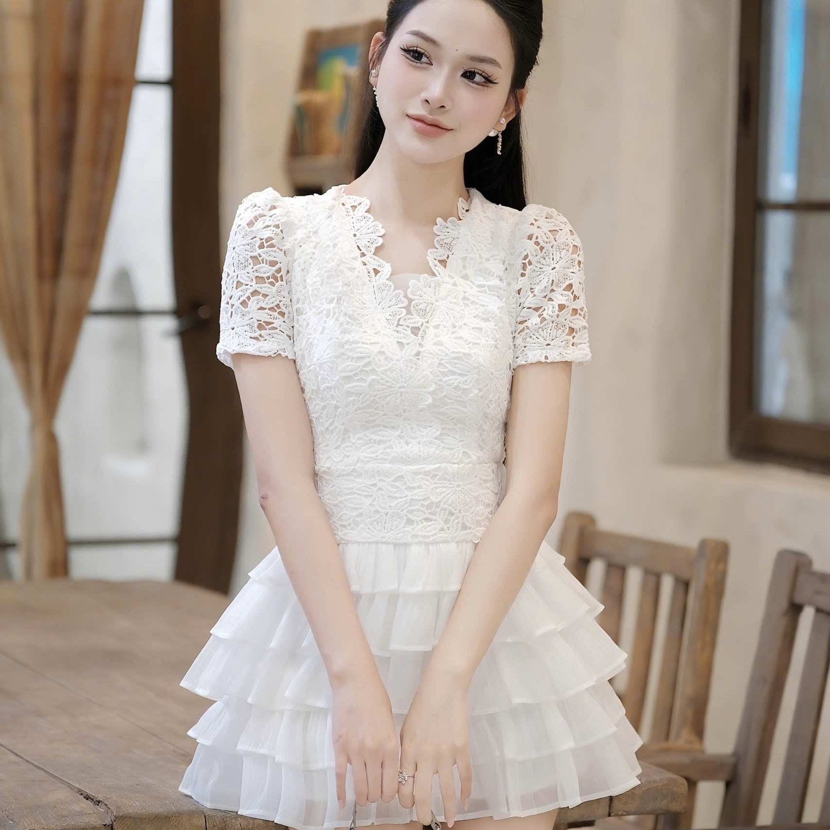 Đầm ngắn ren nhiều tầng cổ V cổ tim viền ren cao cấp sang chảnh đi tiệc thiết kế cao cấp