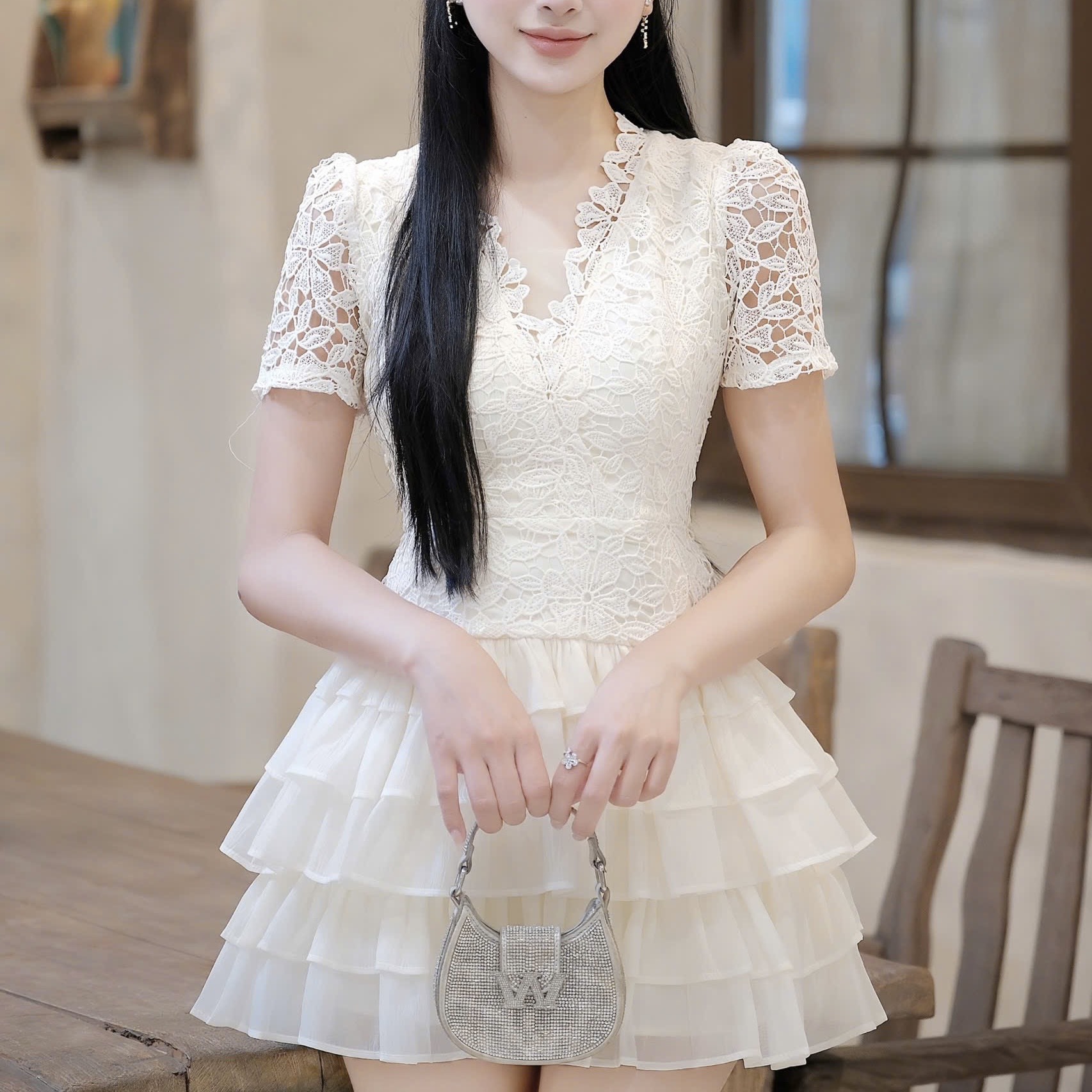 Đầm ngắn ren nhiều tầng cổ V cổ tim viền ren cao cấp sang chảnh đi tiệc thiết kế cao cấp