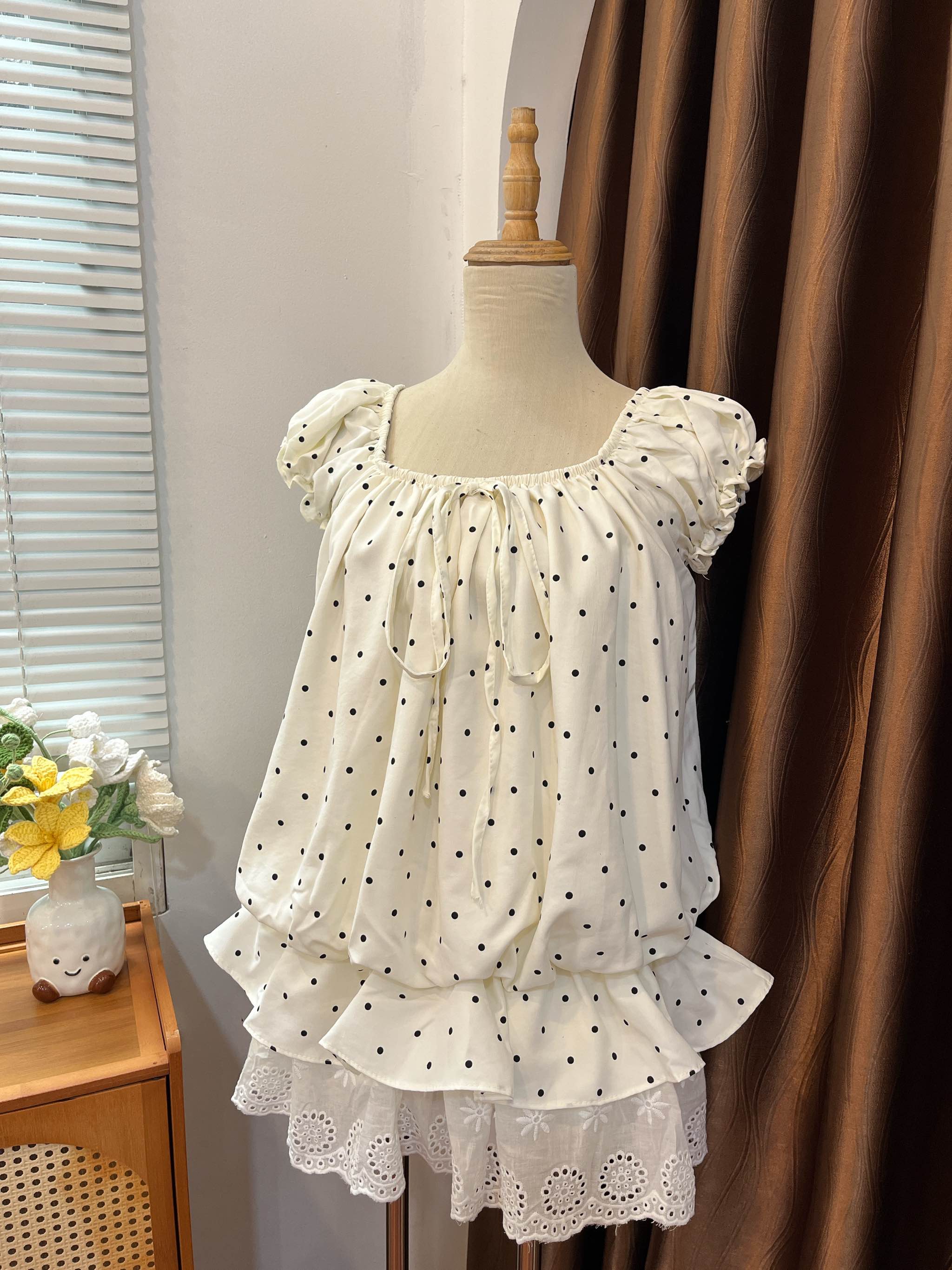 Set áo chấm bi phối ren kèm quần bí