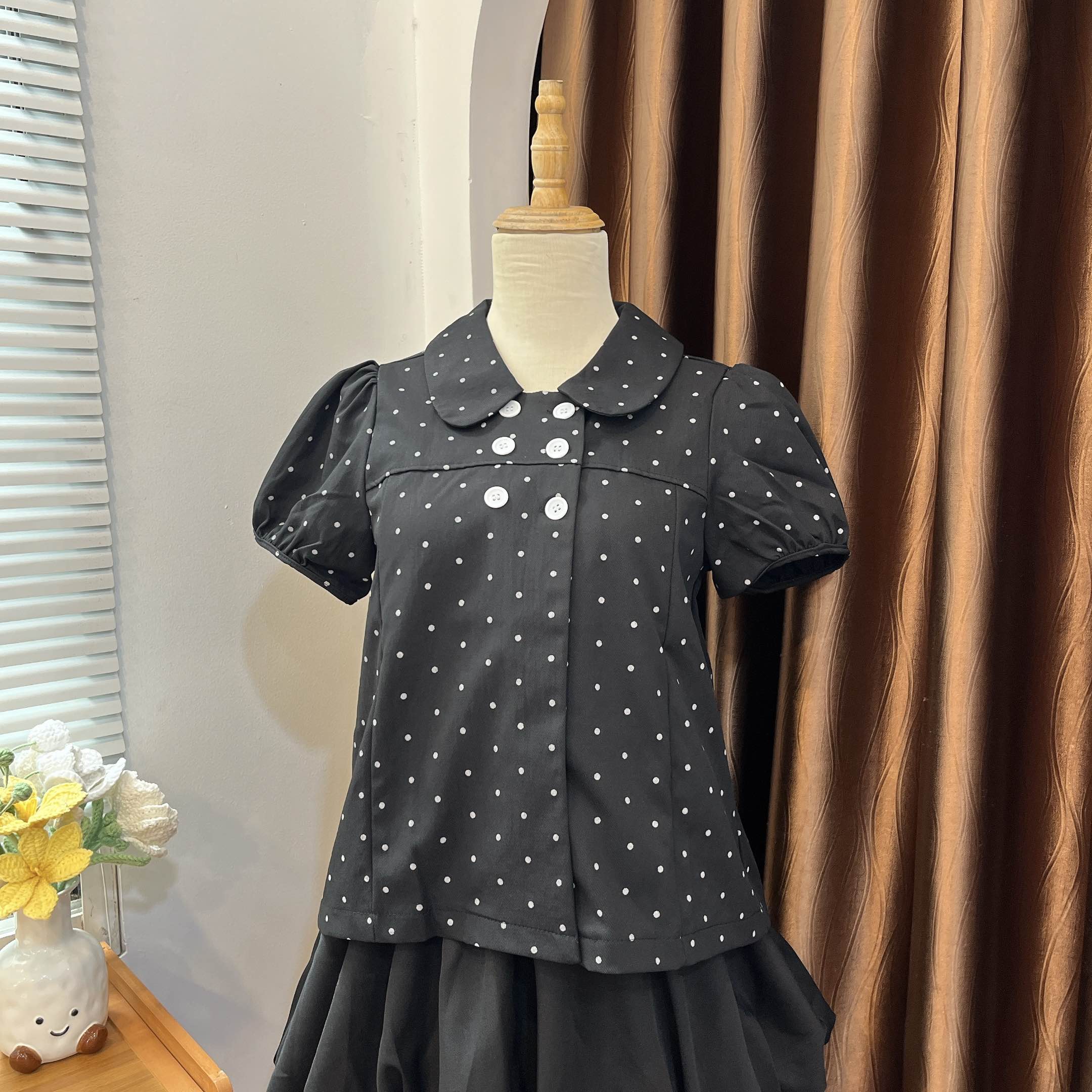 Áo kiểu cổ sen chấm bi 6 nút ngực