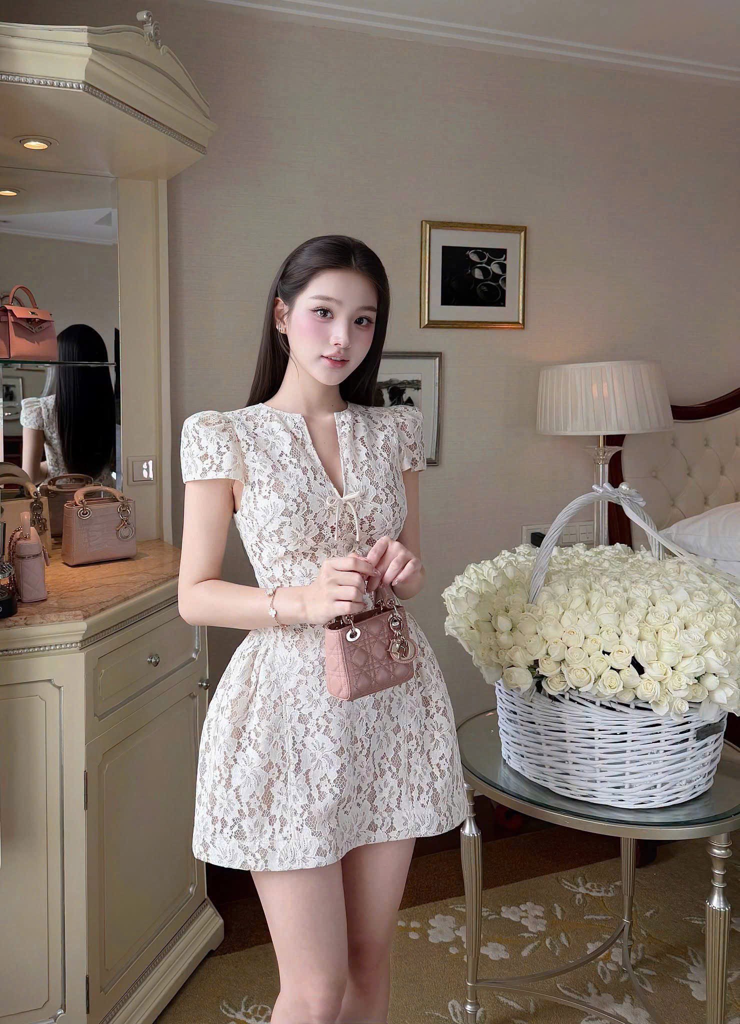 Đầm thiết kế ren cổ V dáng ngắn