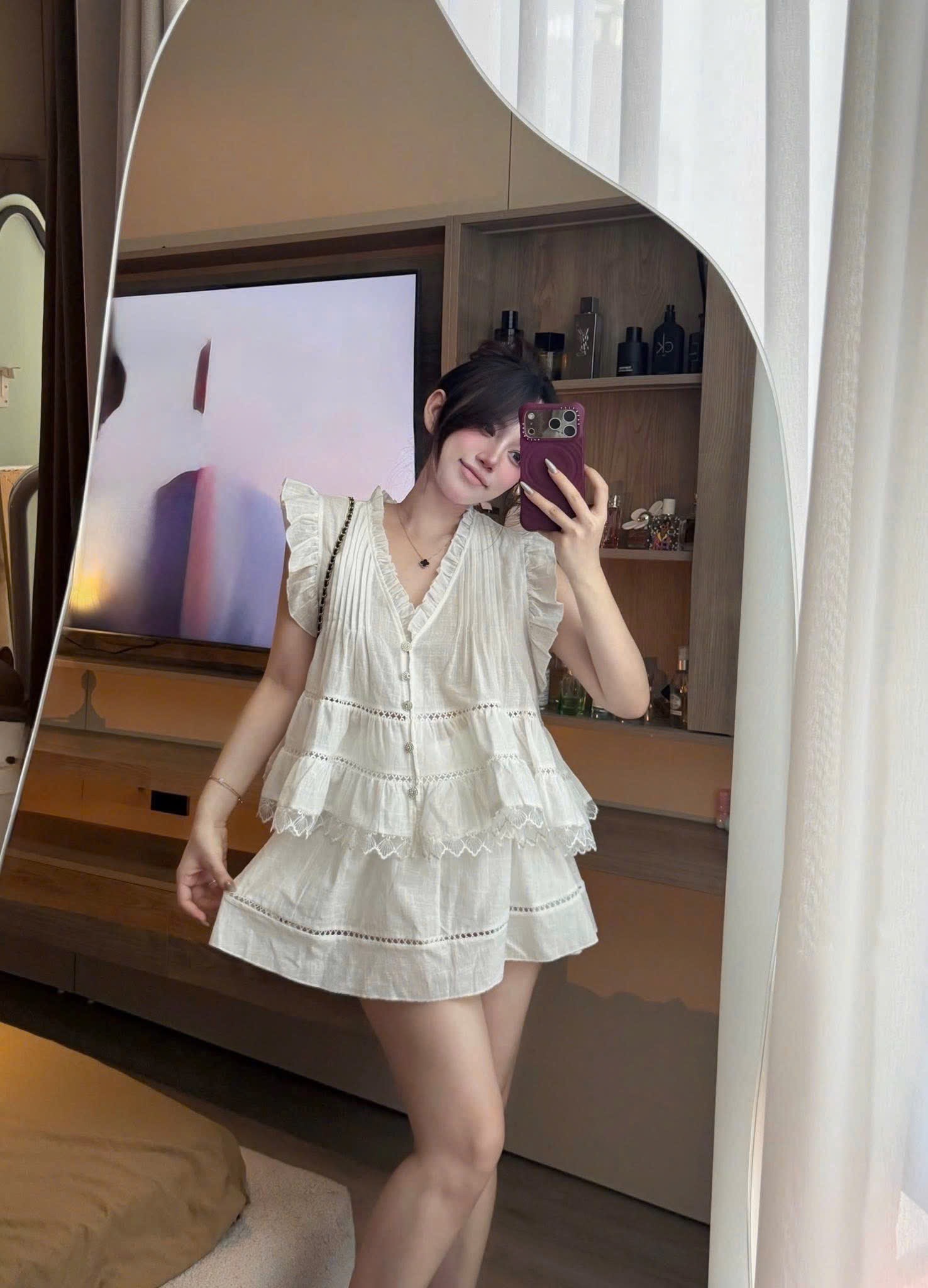 Set áo cổ V ren tầng kèm chân váy ngắn