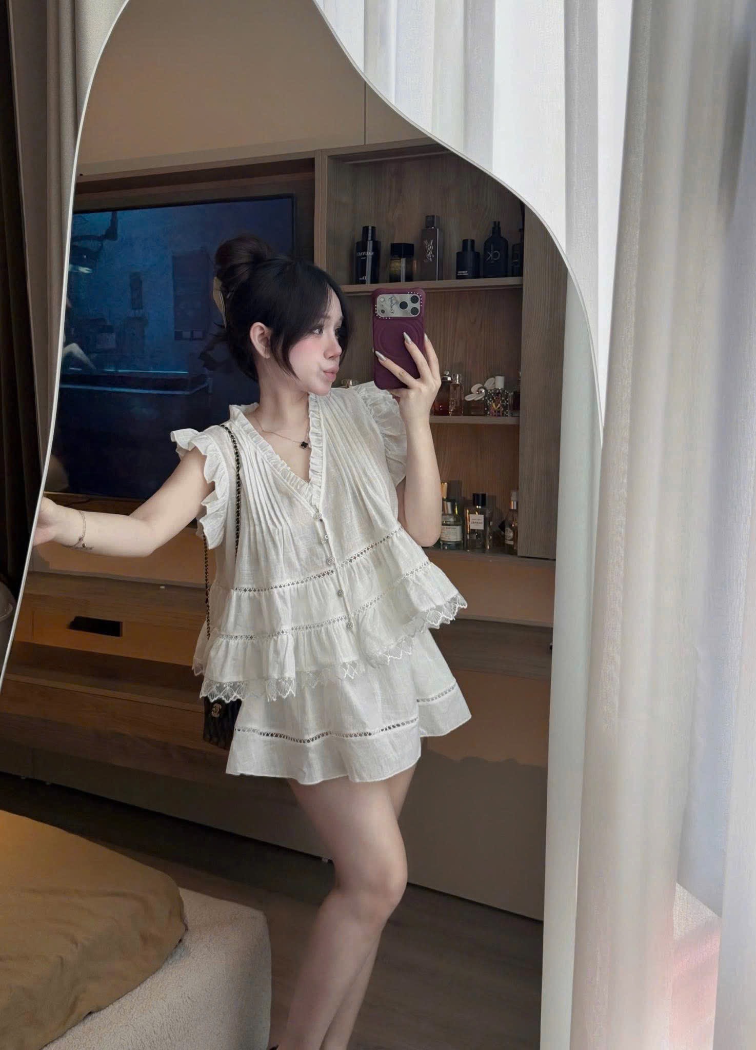 Set áo cổ V ren tầng kèm chân váy ngắn
