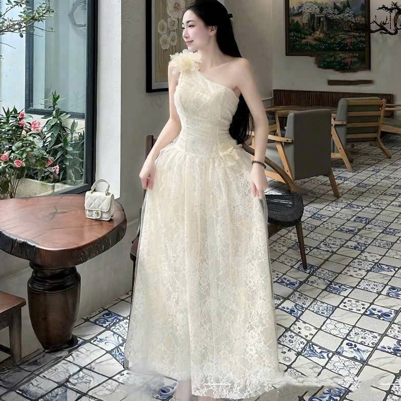 Đầm thiết kế hoa lệch vai dáng dài