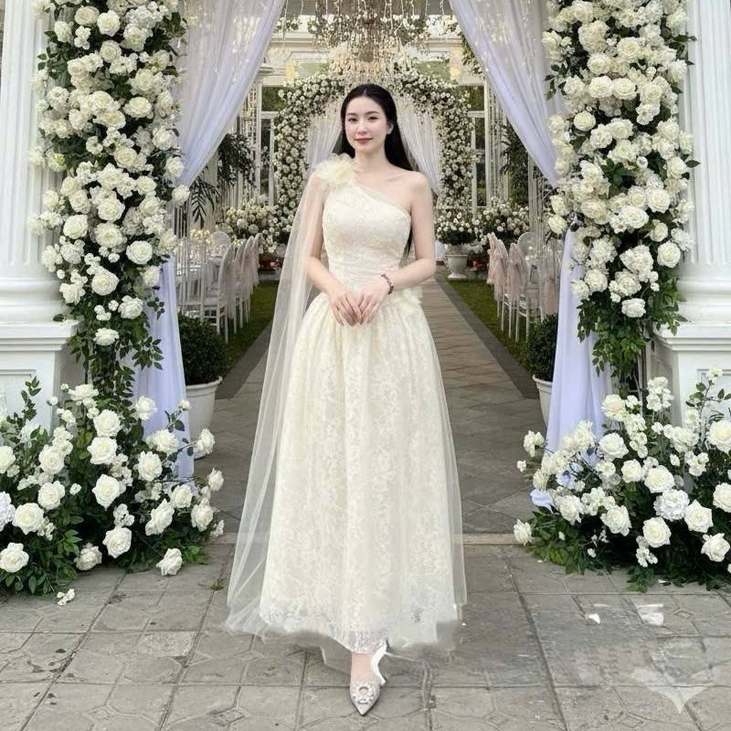 Đầm thiết kế hoa lệch vai dáng dài