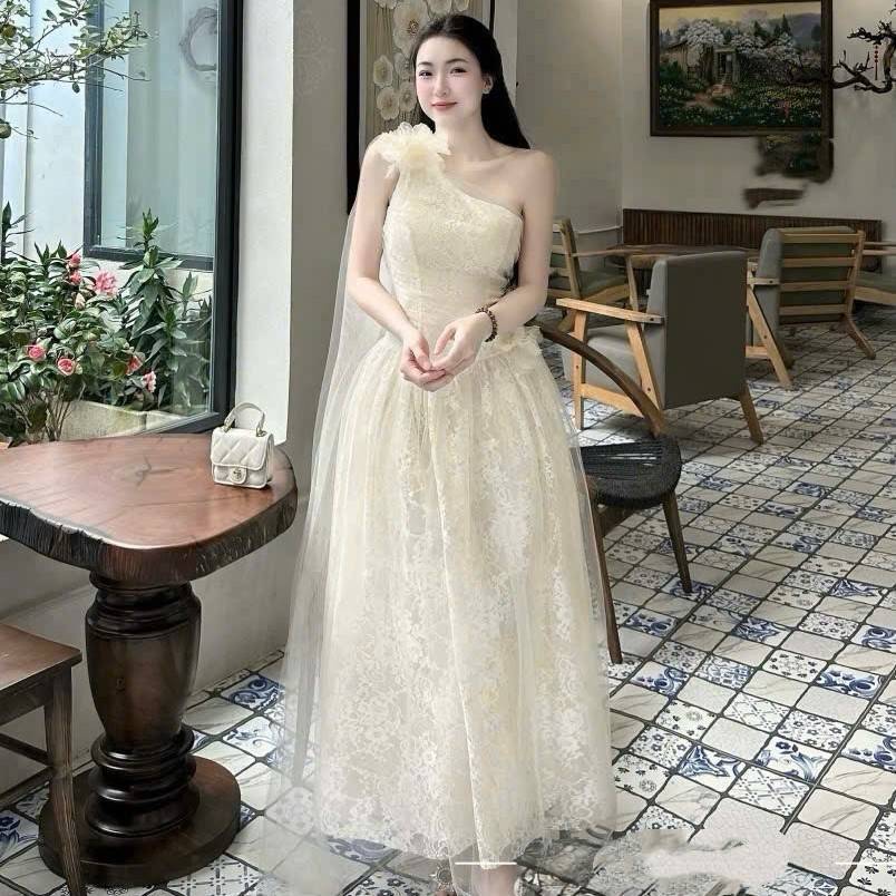 Đầm thiết kế hoa lệch vai dáng dài