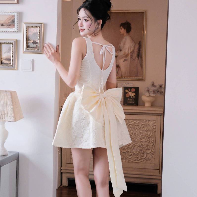Đầm thiết kế cổ vuông nơ lưng bản lớn