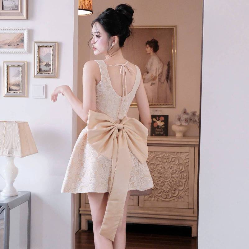 Đầm thiết kế cổ vuông nơ lưng bản lớn