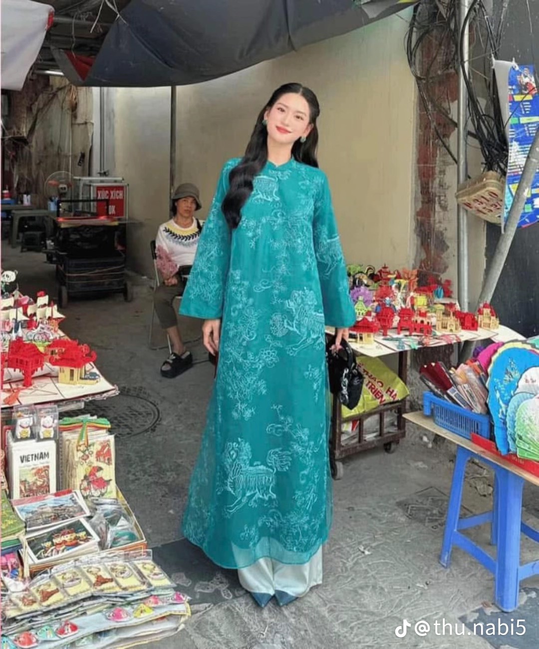 Áo dài voan thêu kì lân và hoa