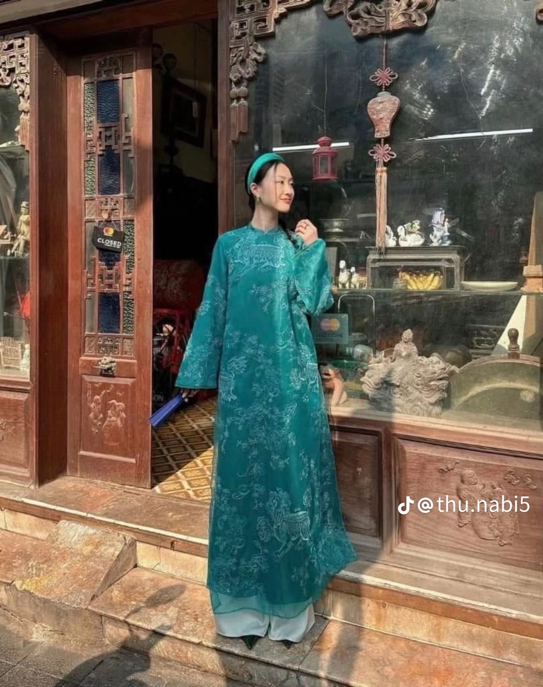 Áo dài voan thêu kì lân và hoa