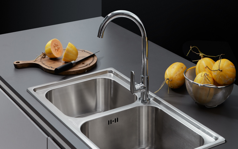 Mã chậu rửa chén MS2076E với những điểm cộng: bộ xả ngăn mùi, rổ lọc rác tiện lợi, lớp chống ồn