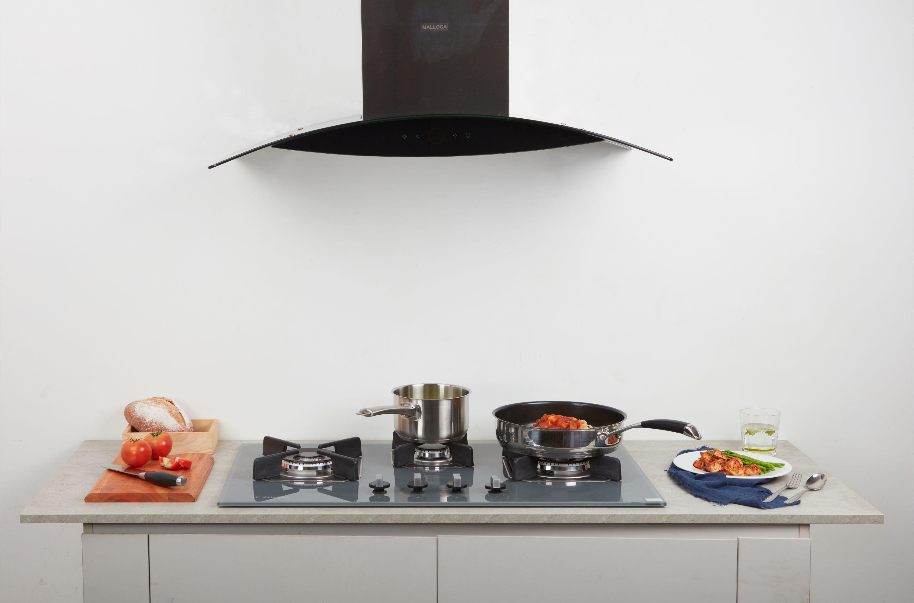 Hình ảnh bộ sản phẩm nhà bếp Malloca bao gồm: Bếp gas, máy hút mùi bộ nồi chảo inox