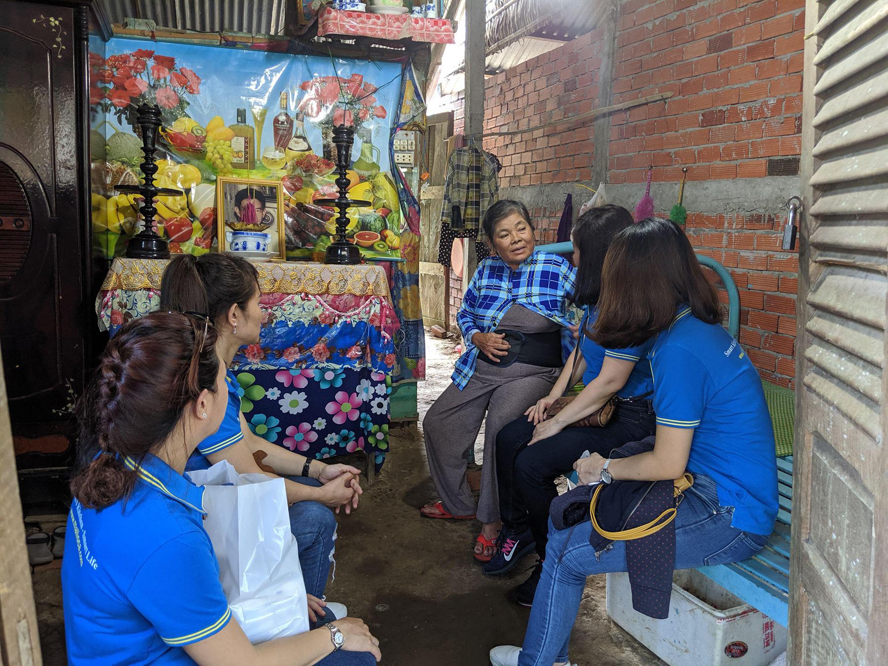 Thăm hỏi, tặng quà cho những hộ gia đình khó khăn, người già neo đơn và bị bệnh hiểm nghèo