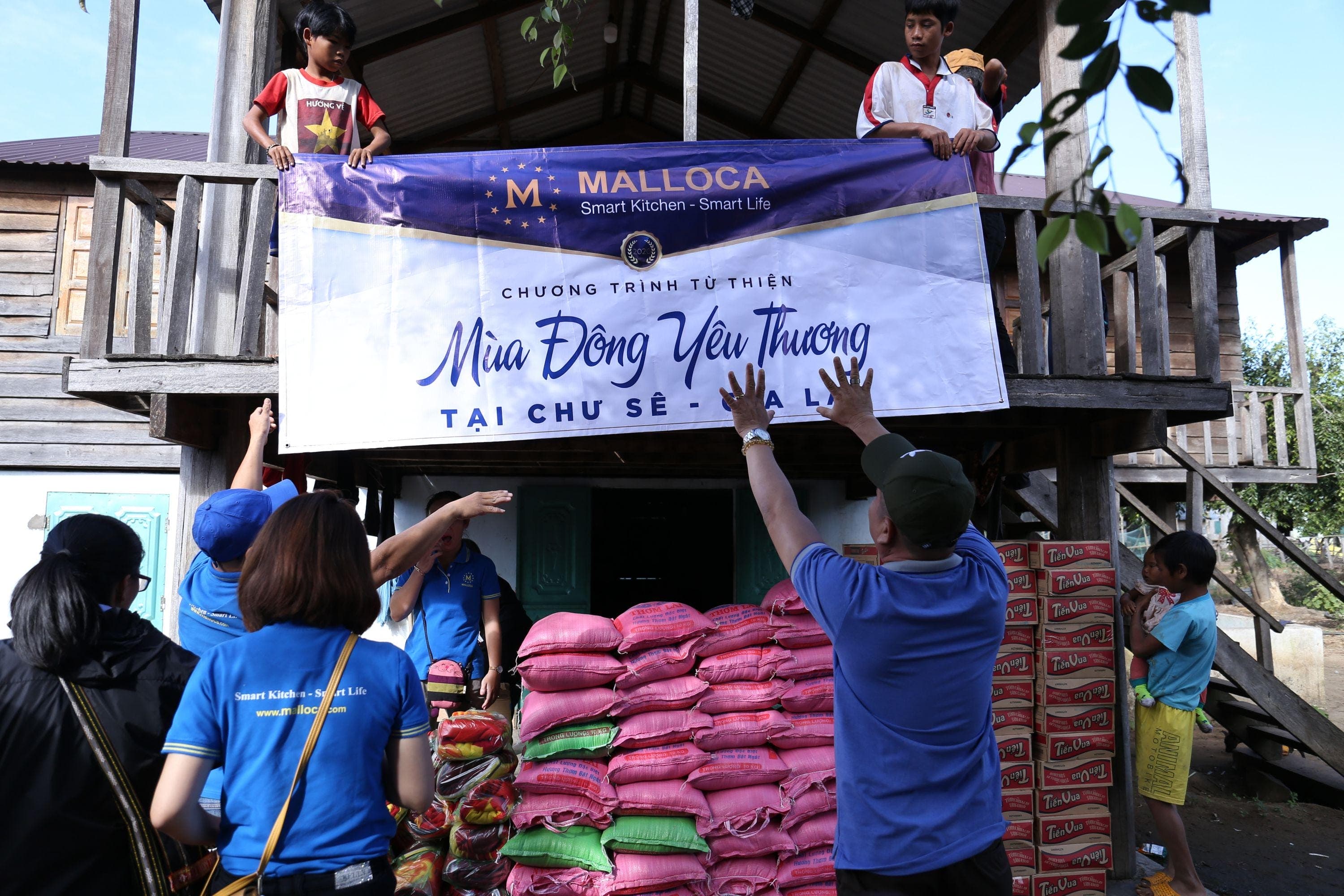 malloca-mang-mua-dong-am-ap-den-voi-dong-bao-ngheo-huyen-chu-se-7
