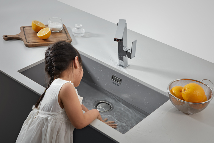 Đáng chú ý ở dòng chậu đá Zen Malloca là khách hàng có thể lắp âm với kích thước W700 x D400mm