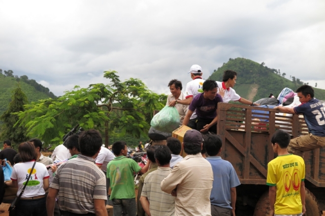 Các thành viên tham gia chuyến đi Đắk Nông lần này là thính giả nghe đài, đại diện đài VOH, các đơn vị tài trợ gồm dầu nhớt Nikko, két sắt Goodwill, và thiết bị nhà bếp Malloca. 