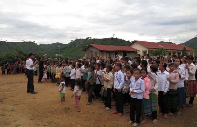  Có những gia đình vì bố mẹ bận đi rẫy nên để cả những em nhỏ ở khu nội trú để các anh, chị chăm nom. Và các em tự nấu cơm, giặt giũ và chăm sóc nhau
