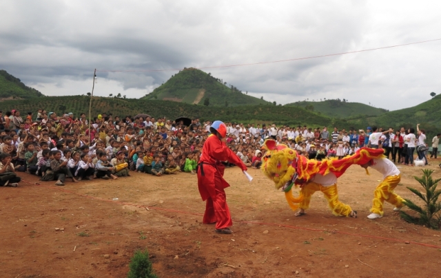 Các chương trình biểu diễn văn nghệ đều do các thành viên trong đoàn Sát Cánh thực hiện.